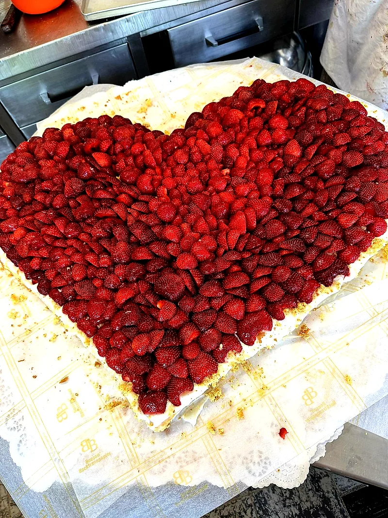 Große Erdbeer-Herztorte