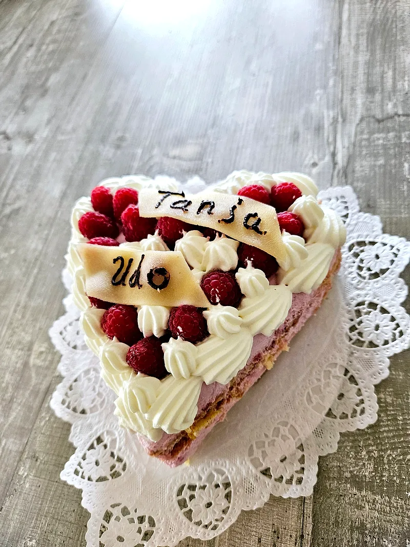 Himbeer-Herztorte mit Namensschild