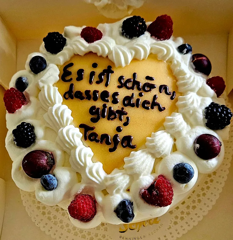 Herztorte mit handgeschriebener Schokoladen-Botschaft