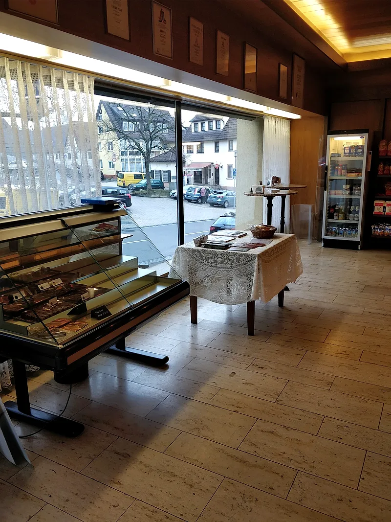 Blick aus der Bäckerei durch das große Fenster auf die Benninger Straße