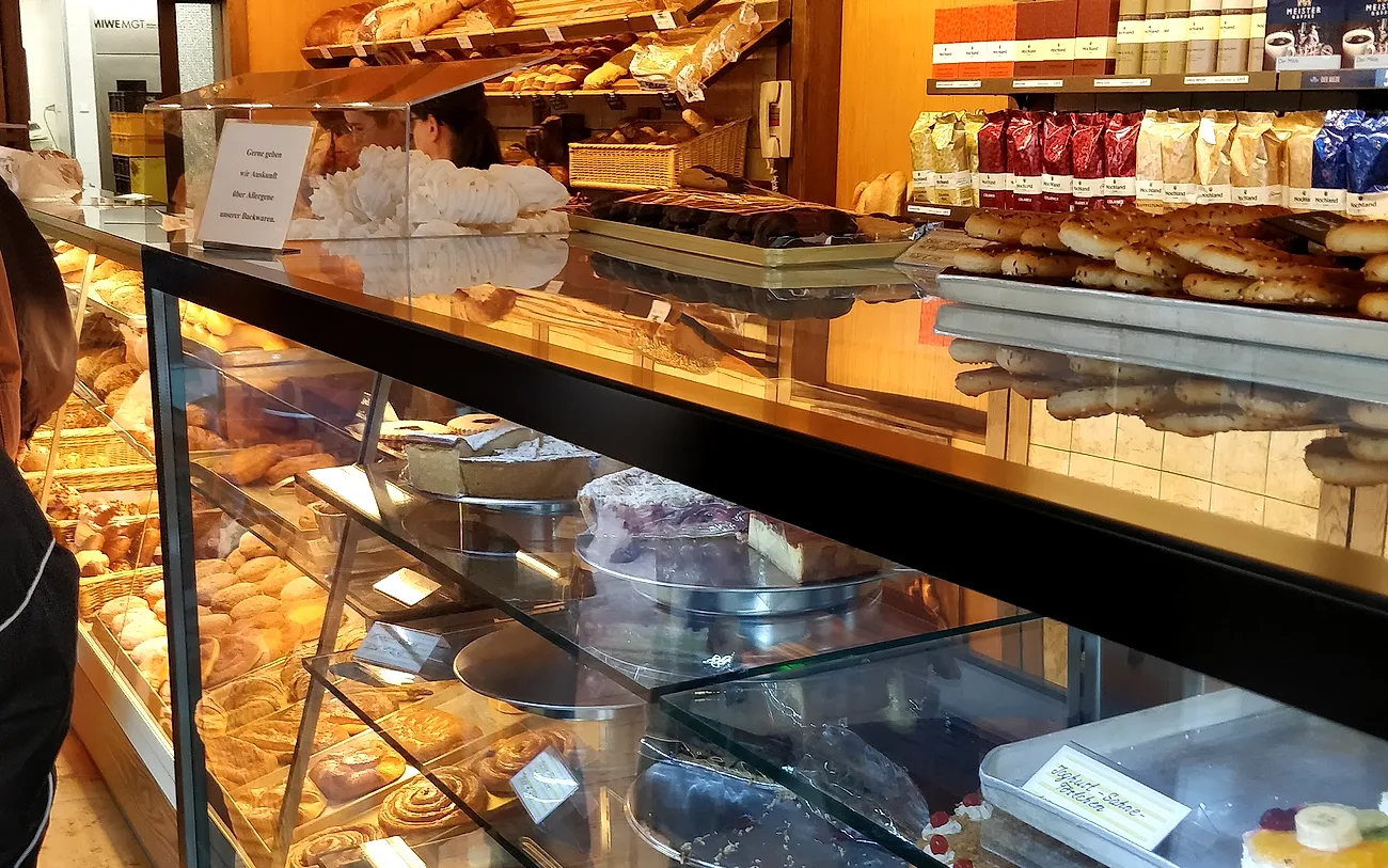 Brote und Laugengebäck in der Vitrine