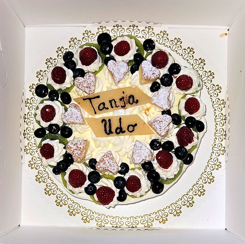 Runde Beerentorte mit persönlichem Schriftzug