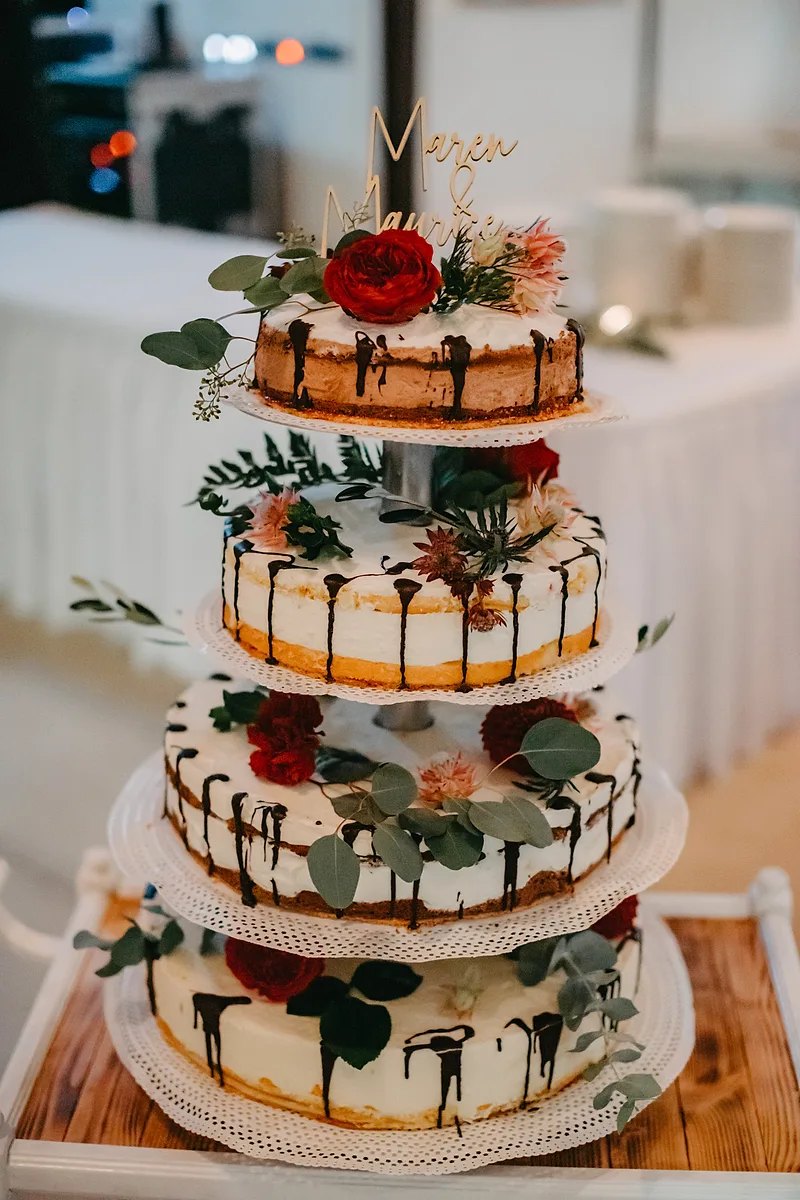 Mehrstöckige Naked-Cake-Hochzeitstorte mit Beeren